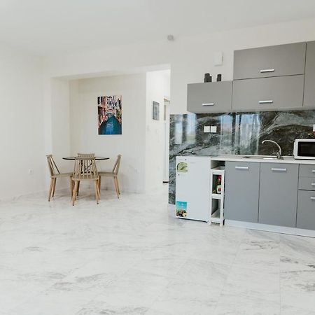 Blue And White Luxury Suites Nea Kallikrateia Zewnętrze zdjęcie