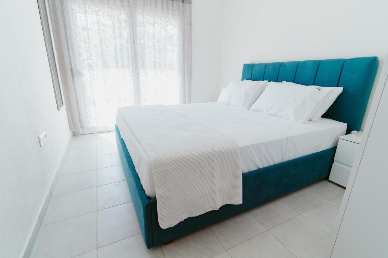 Blue And White Luxury Suites Nea Kallikrateia Zewnętrze zdjęcie